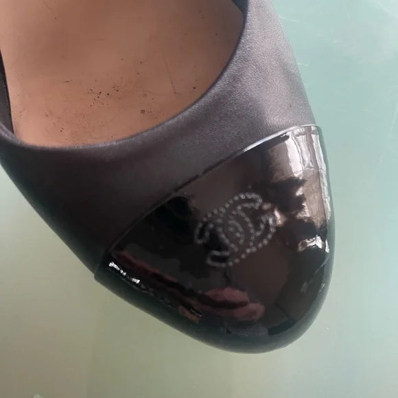 Chanel interlocking logo pumps